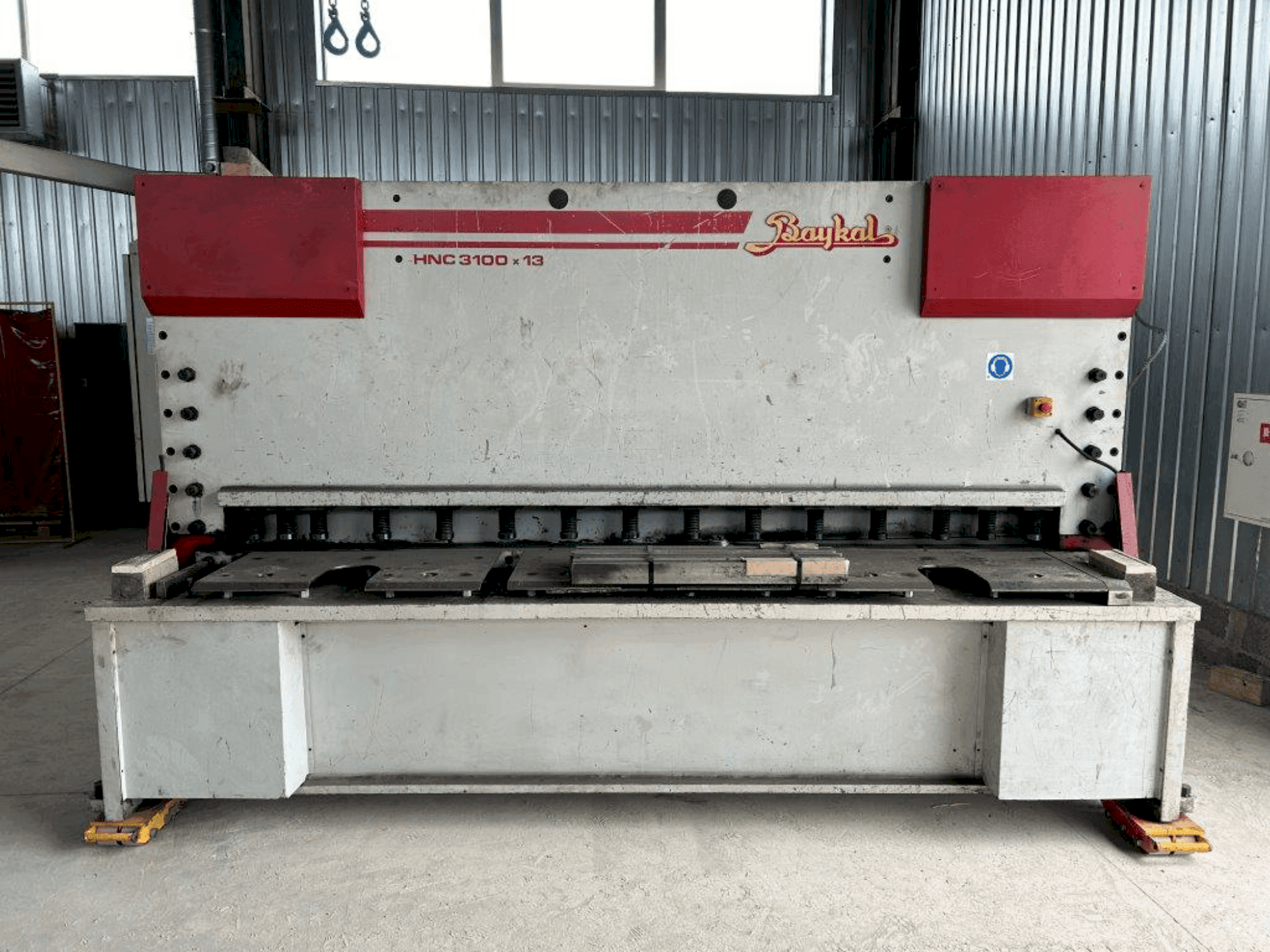 Vista Frontal da Baykal HNC 3100x13 máquina