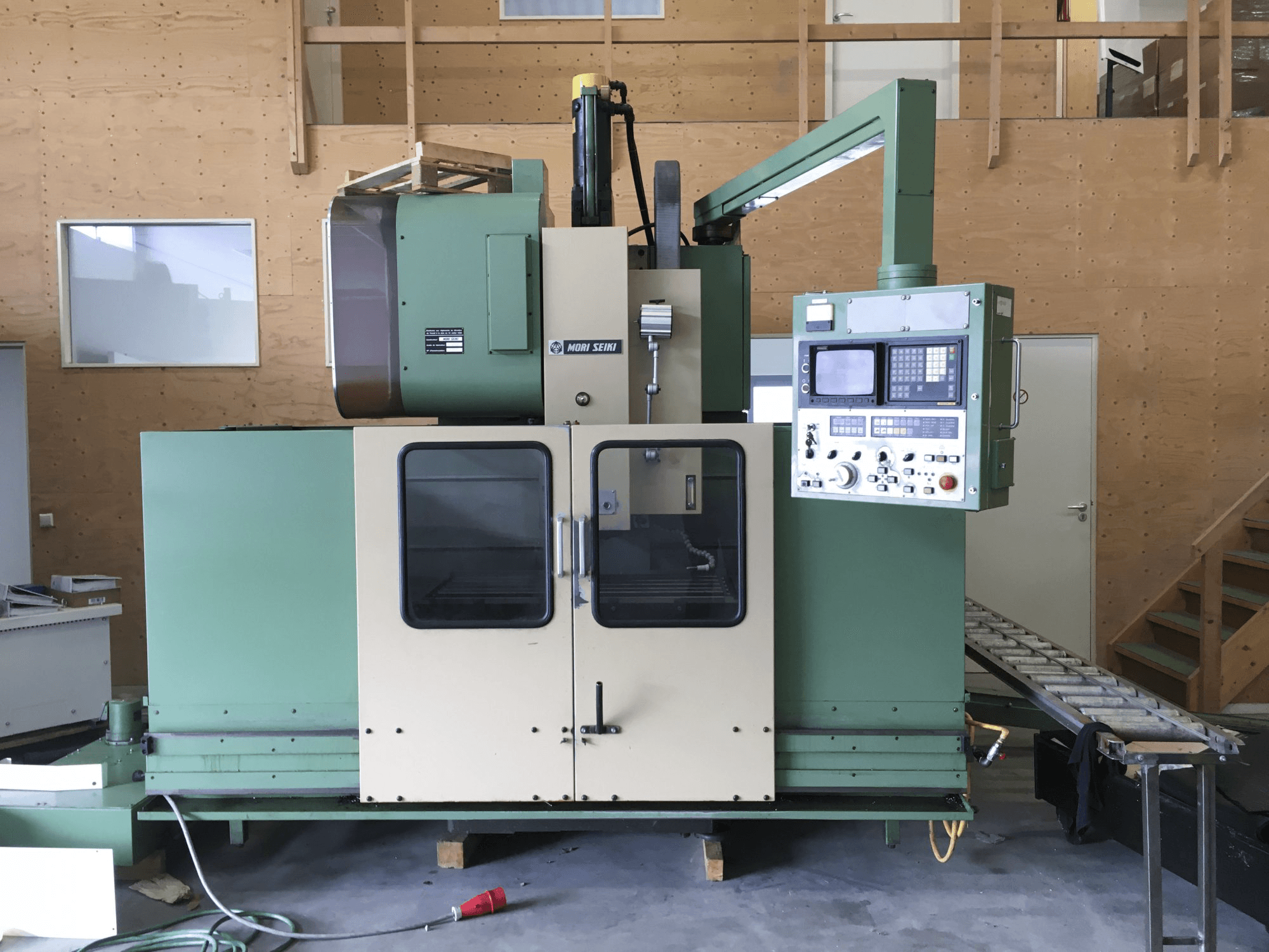 Vista Frontal da MORI SEIKI MV-45/40 máquina