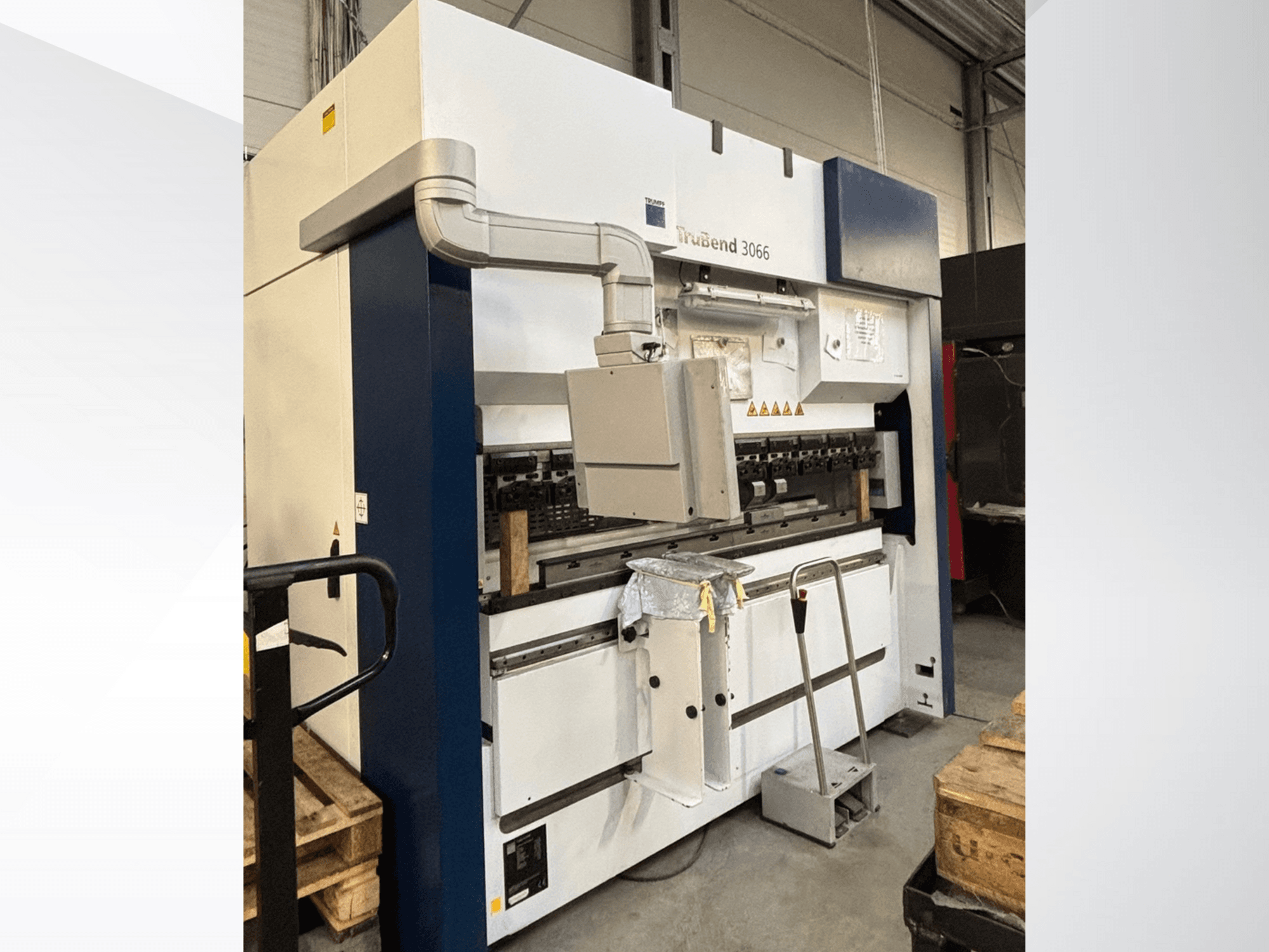 Máquina de dobrar Trubend 3066, vista frontal, mostrando controlos, estrutura metálica e caraterísticas de segurança numa oficina.