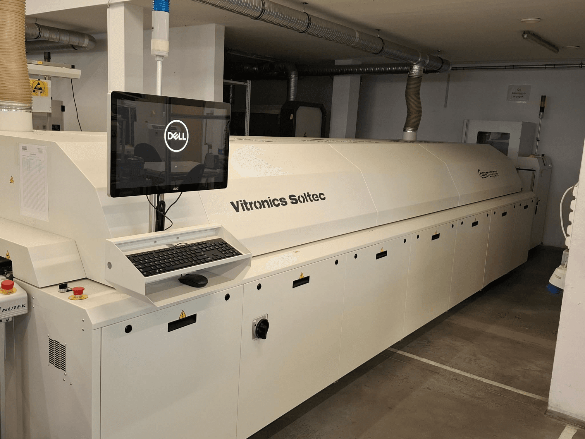 Vista frontal do equipamento de automatização CENTURION CT930, que inclui um monitor Dell com teclado e botões de controlo.