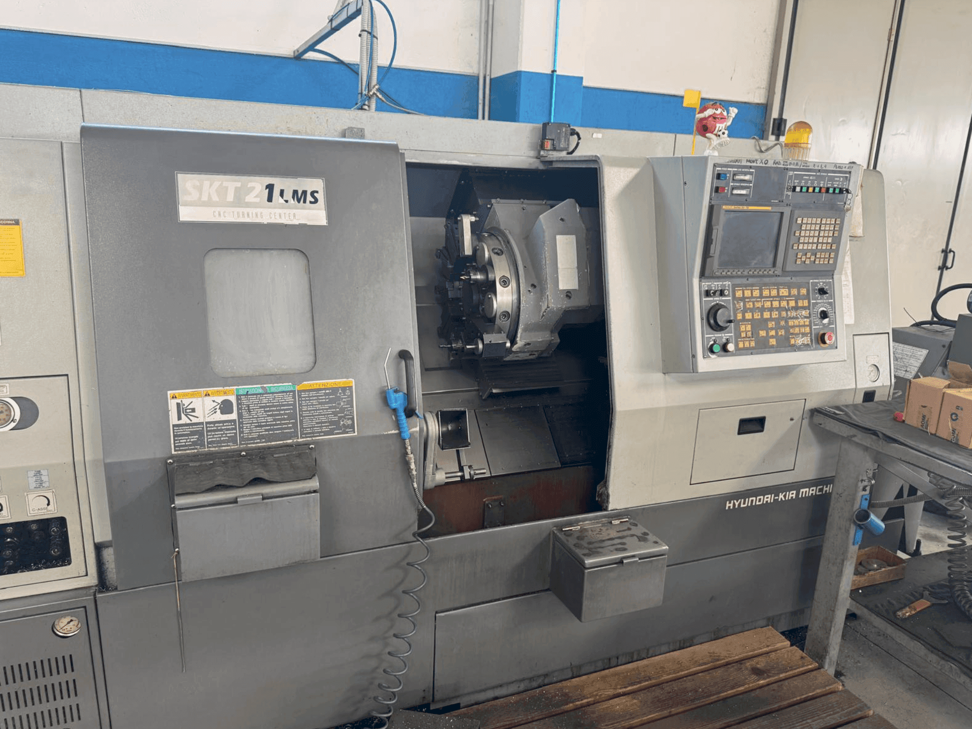 Vista Frontal da HYUNDAI KIA SKT 21 LMS máquina