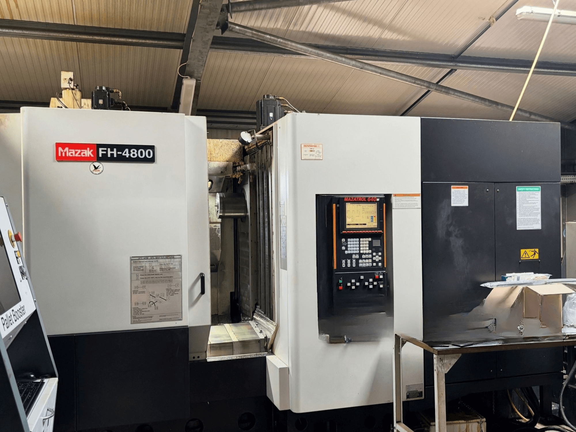Centro de maquinagem horizontal Mazak FH-4800, vista frontal que mostra o painel de controlo e detalhes da máquina.