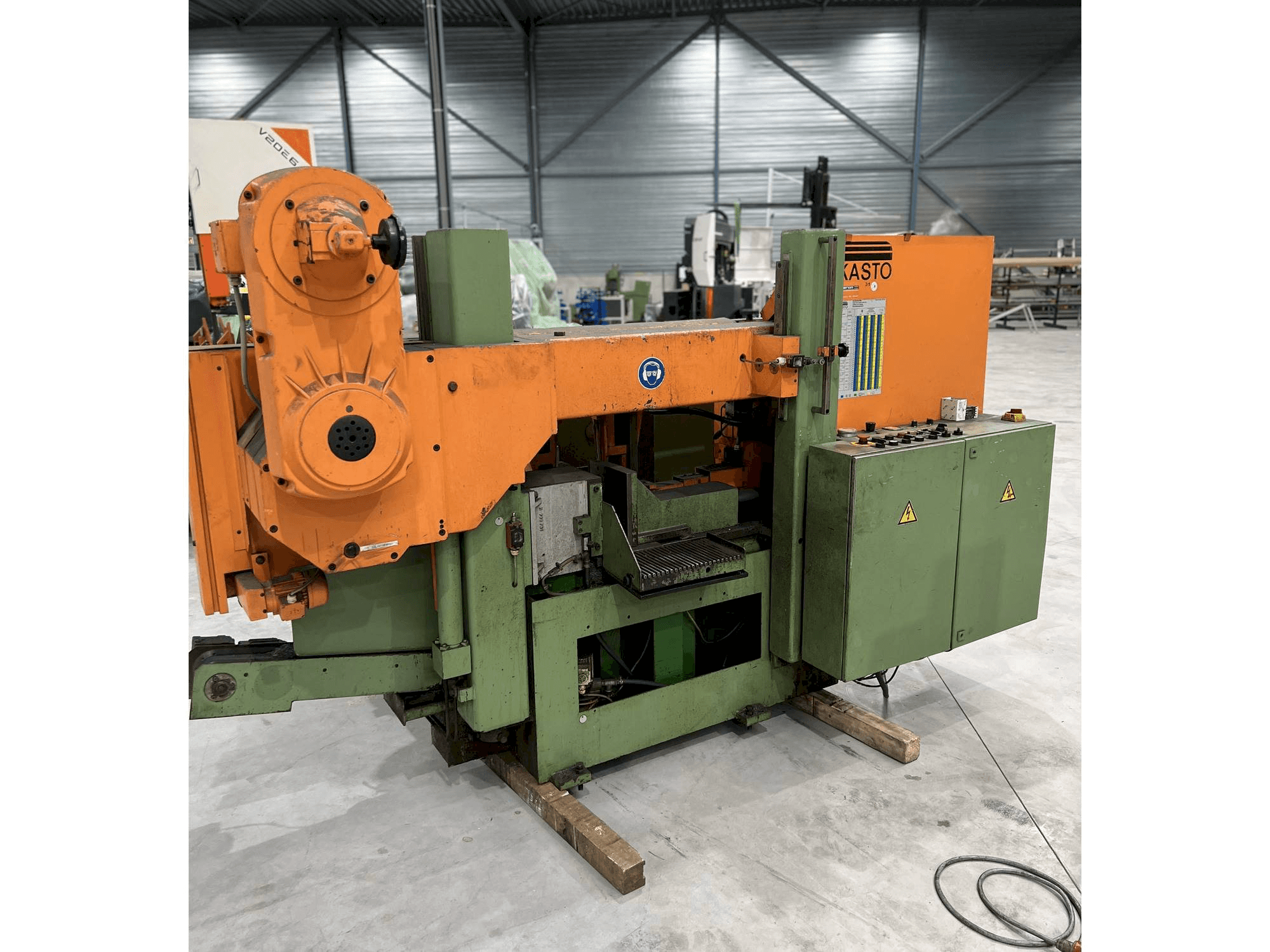 Vista Frontal da KASTO HBA 360 AU máquina