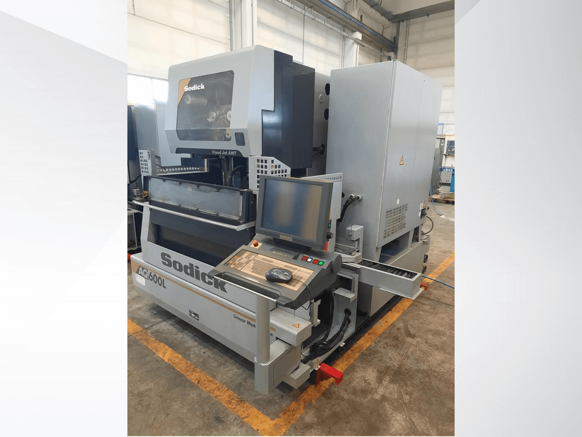 Máquina linear Sodick AC600L em vista lateral, mostrando o painel de controlo, jato fixo, e caraterísticas de design industrial.