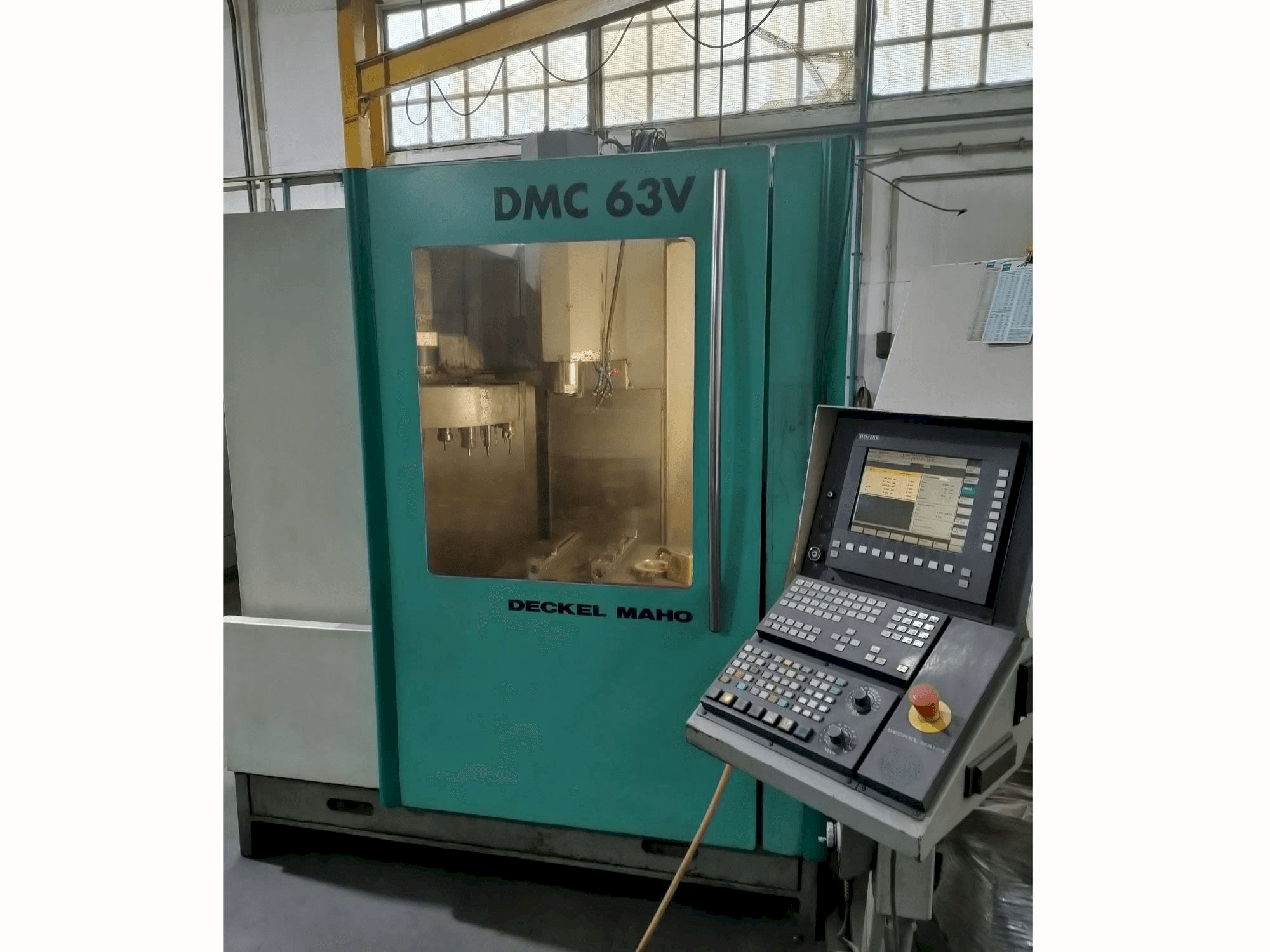 Vista Frontal da DECKEL MAHO DMC 63V máquina