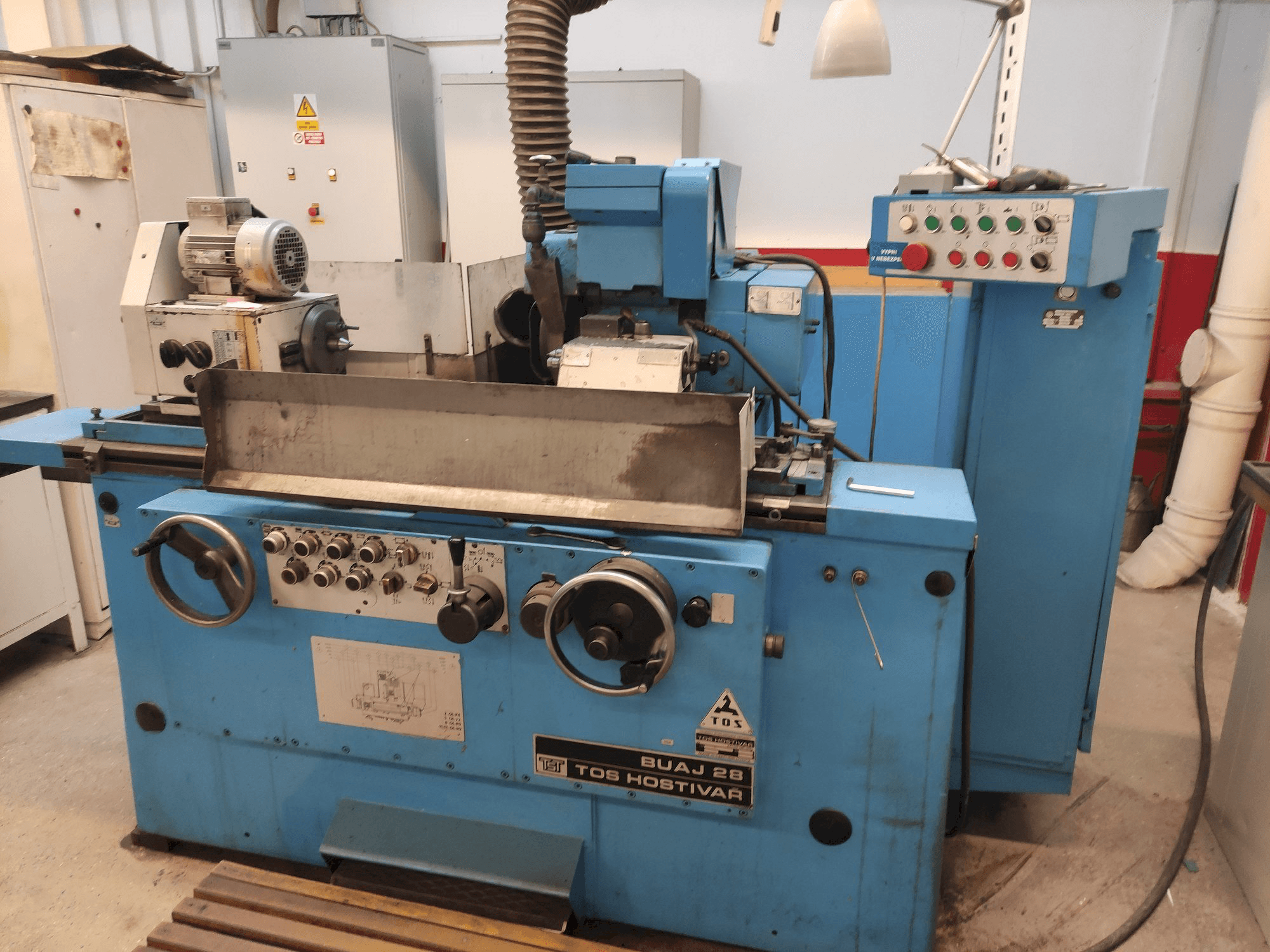 Vista Frontal da TOS BUAJ 28 máquina