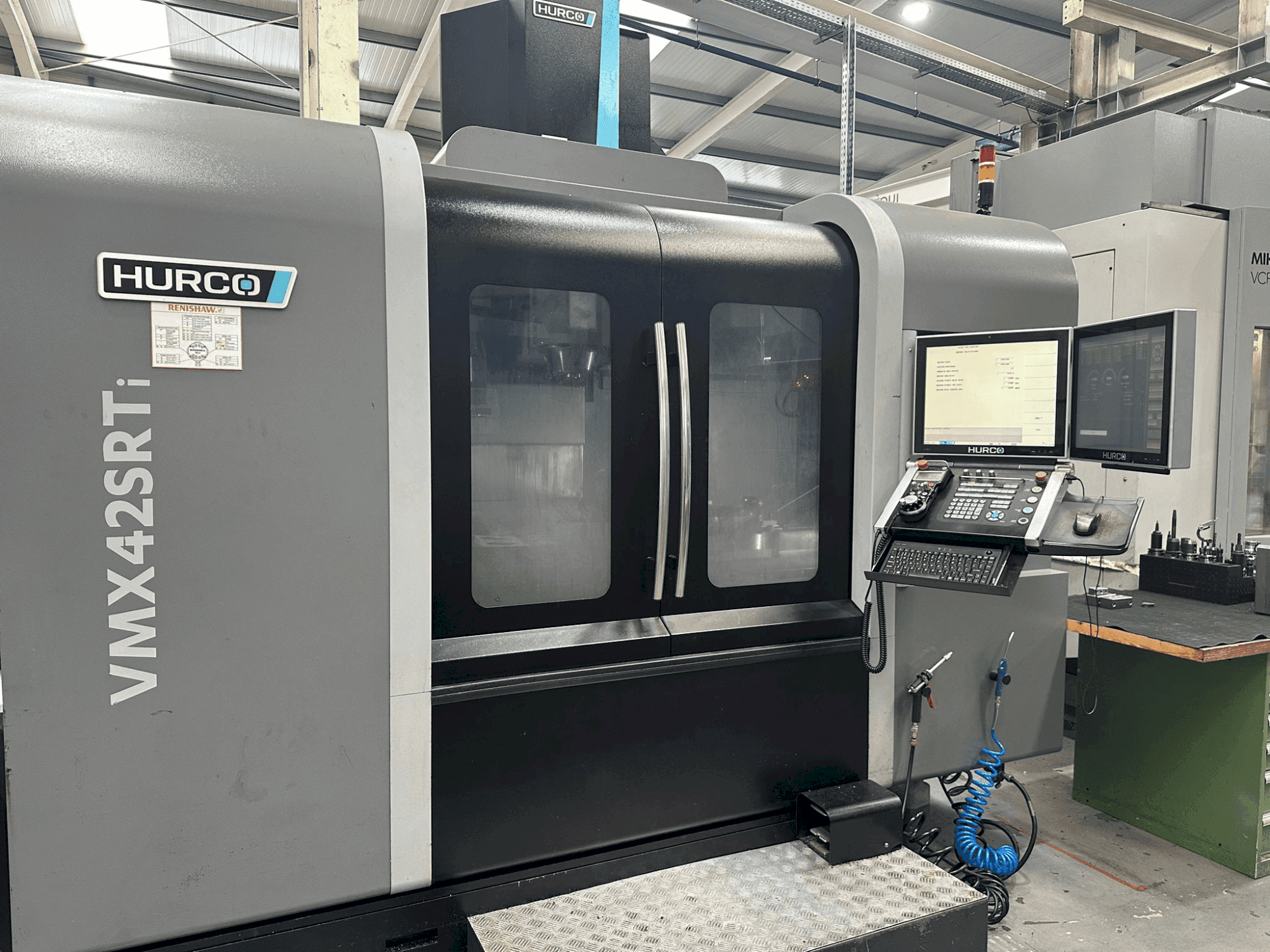 Vista Frontal da Hurco VMX 42 SRTi máquina