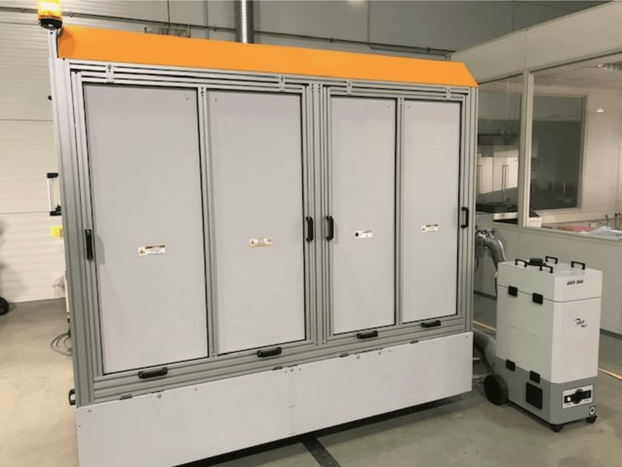 Máquina de corte a laser de fibra 4JET Pearl M, vista frontal, com luz de segurança, painel de controlo e unidade de extração ligada visíveis.