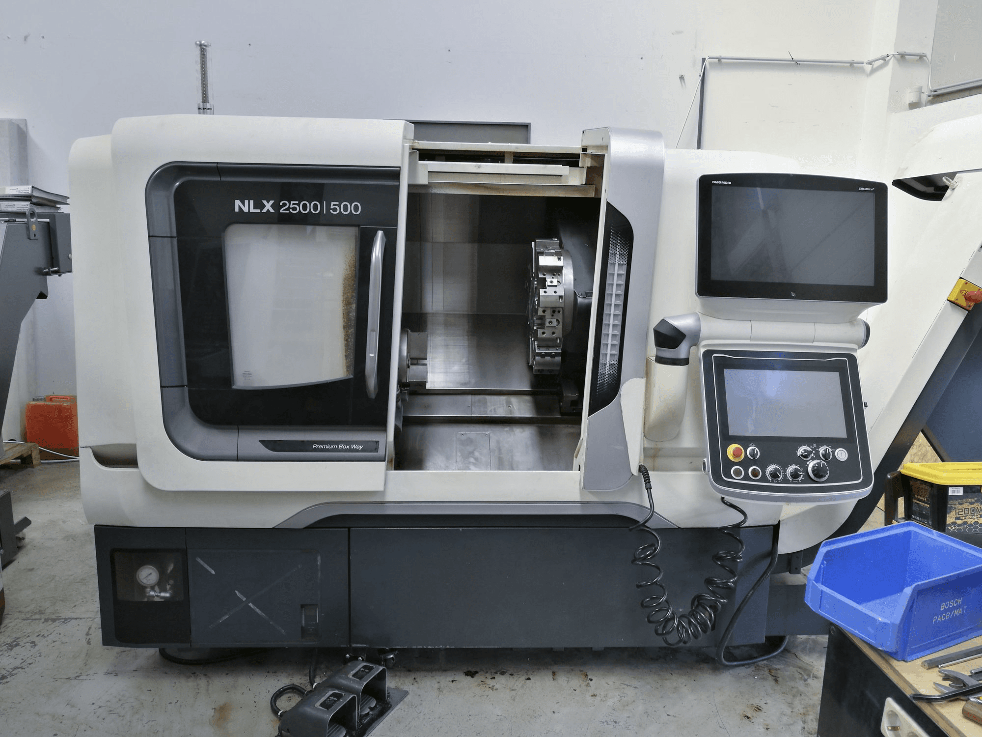 Vista Frontal da DMG MORI NLX 2500/500 máquina