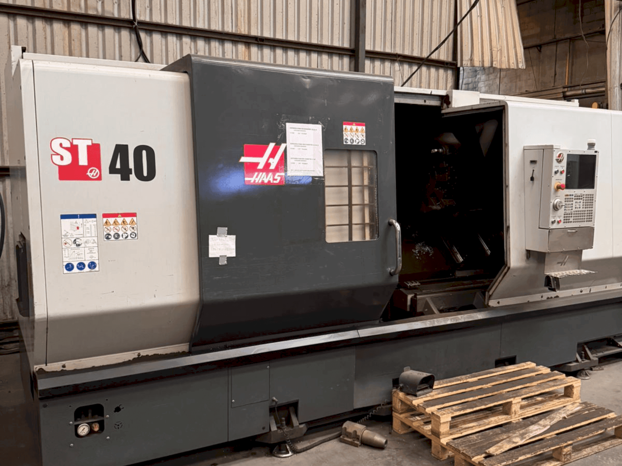 Vista Frontal da HAAS ST-40 máquina