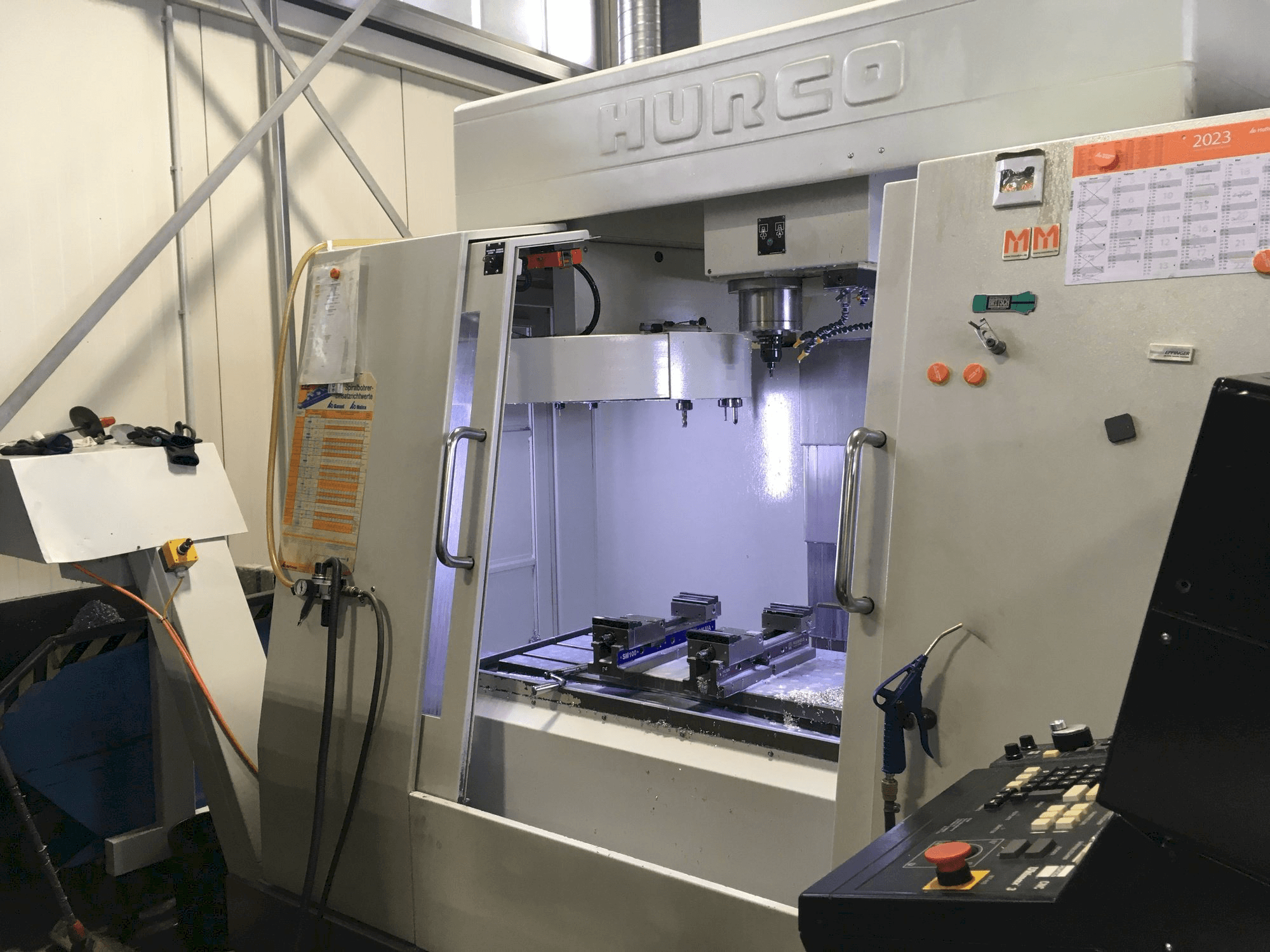 Vista Frontal da Hurco BAC 30 HTM máquina