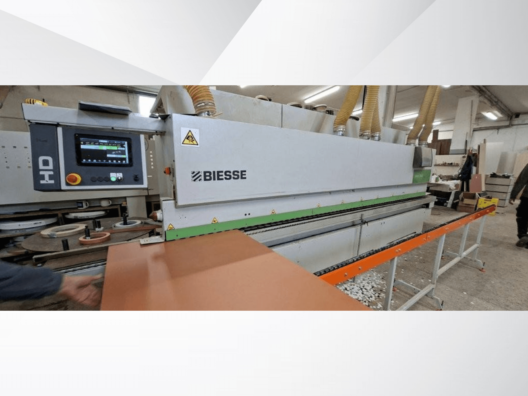 Máquina de encolar bordas BIESSE JADE 340 numa oficina, vista frontal com painel de controlo digital e mesa de alimentação laranja.