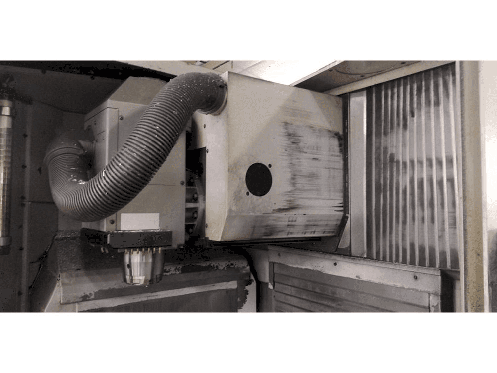 Vista Frontal da DECKEL MAHO (DMG) Type DMU 60 T máquina