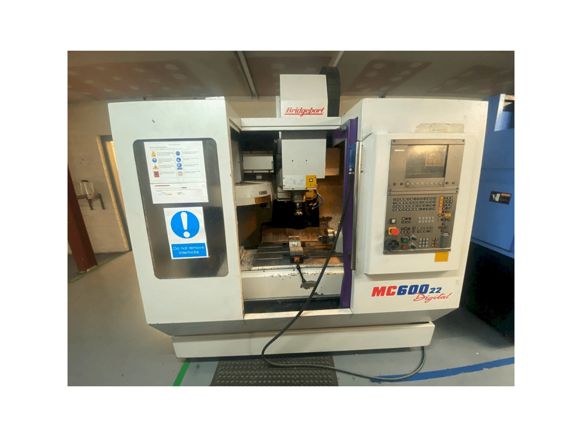 Vista Frontal da Bridgeport VMC 600 máquina