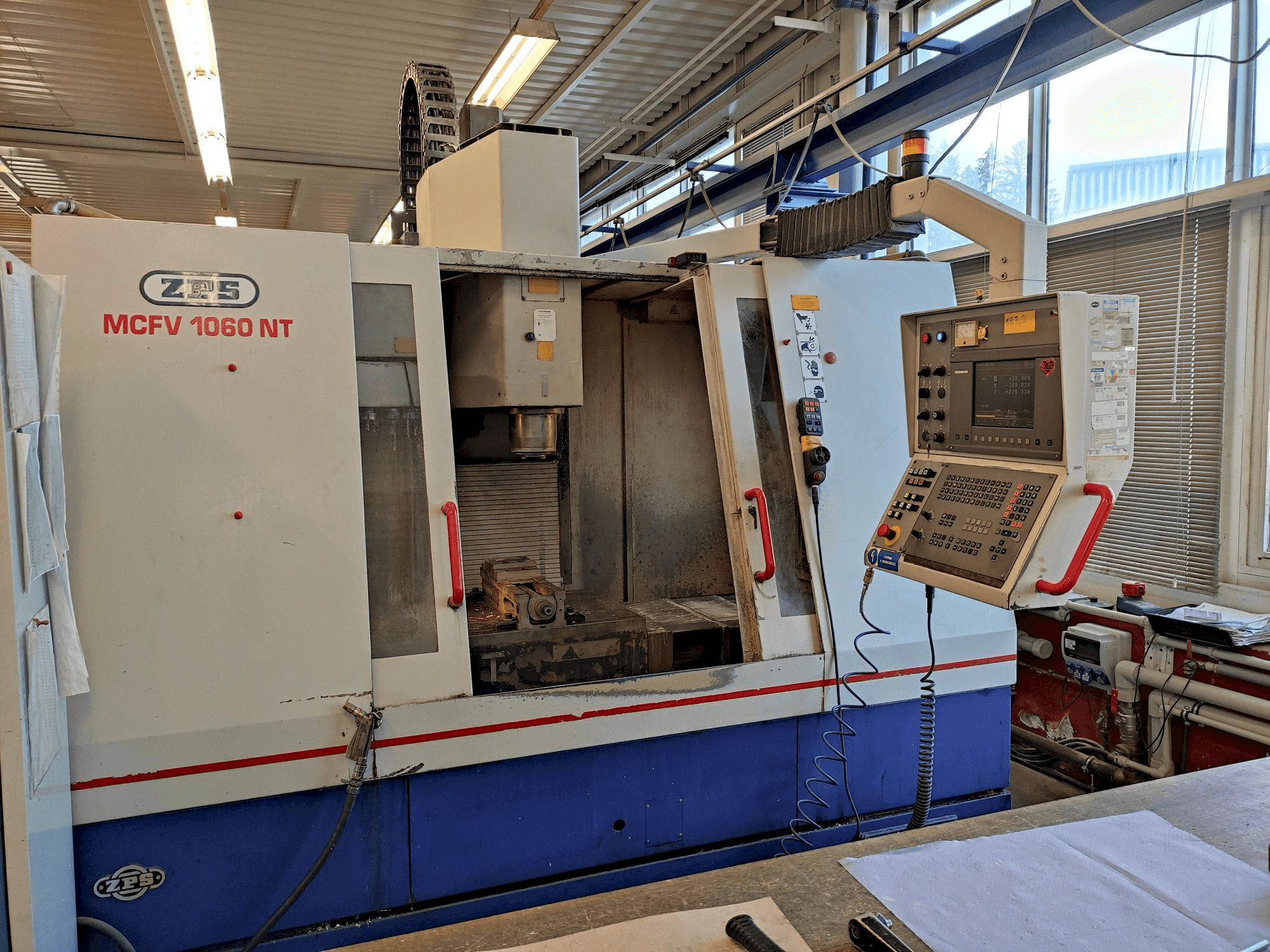 Vista Frontal da ZPS MCFV 1060 NT máquina