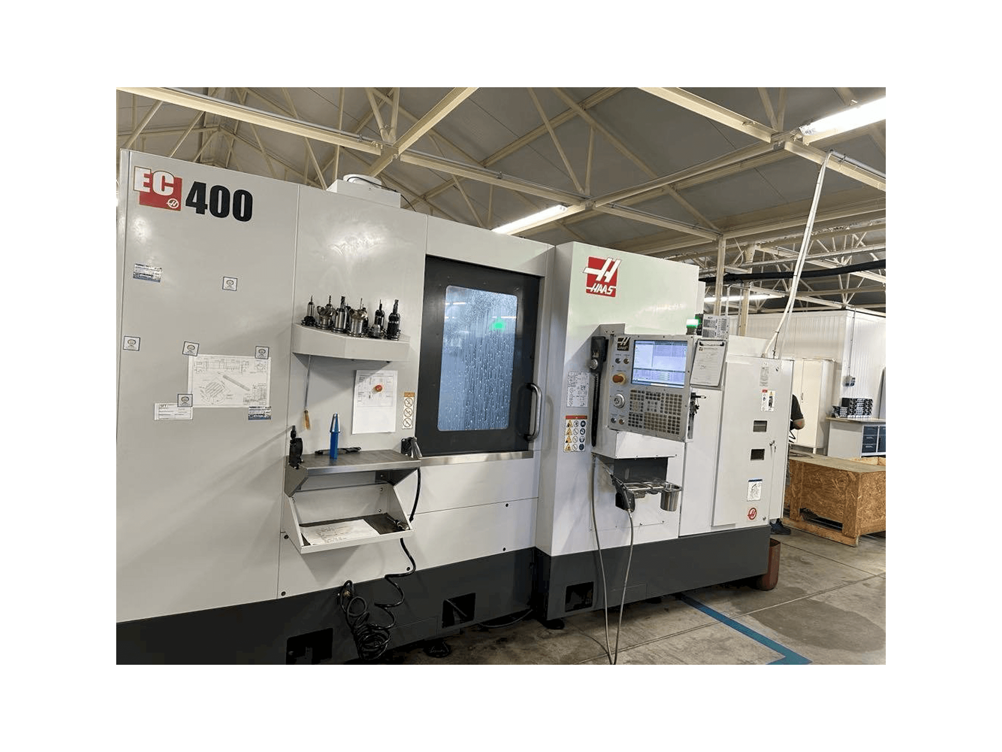 Vista Frontal da HAAS EC-400 máquina