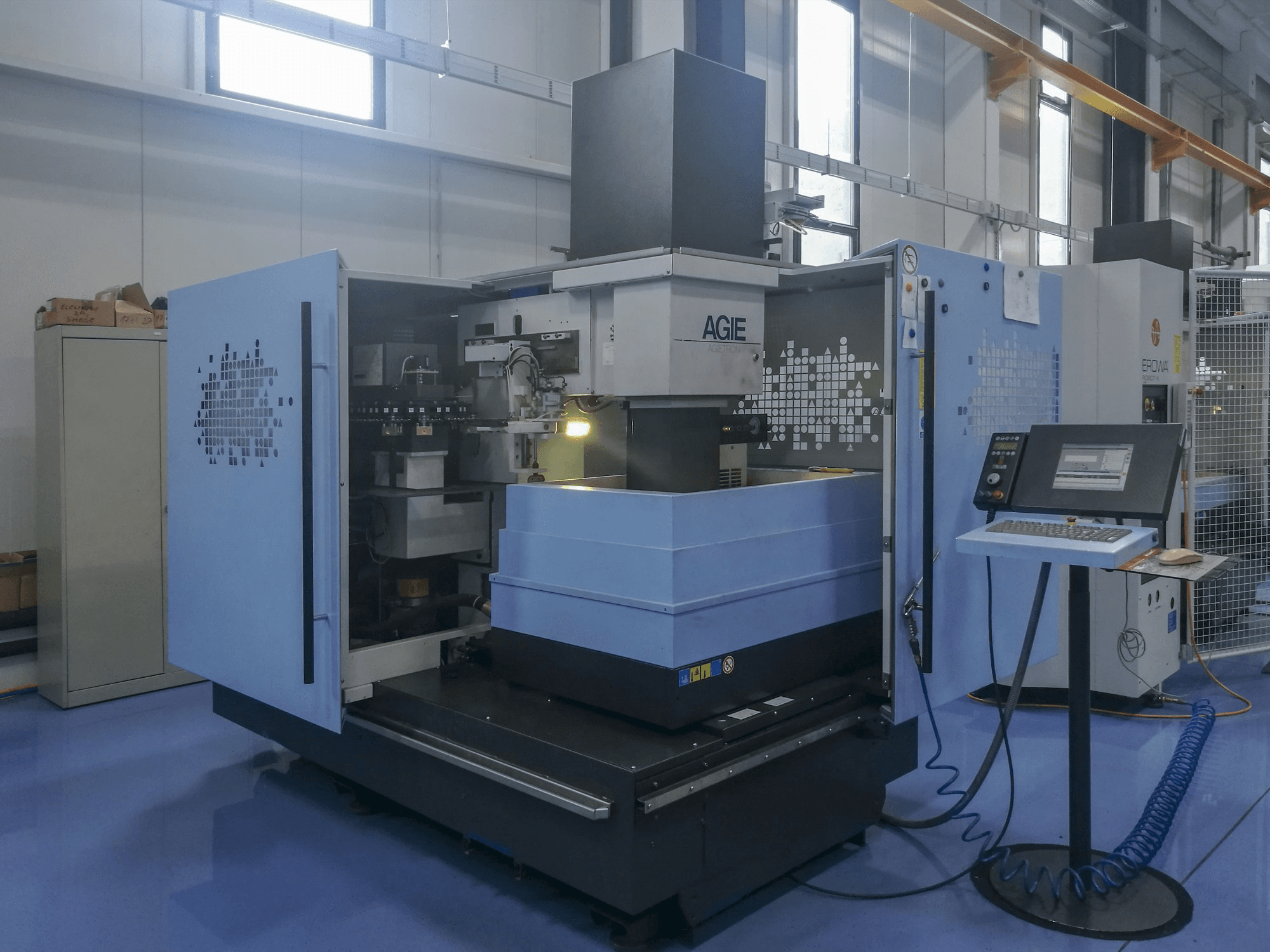 Vista Frontal da AGIE AGIETRON INNOVATION 2 máquina