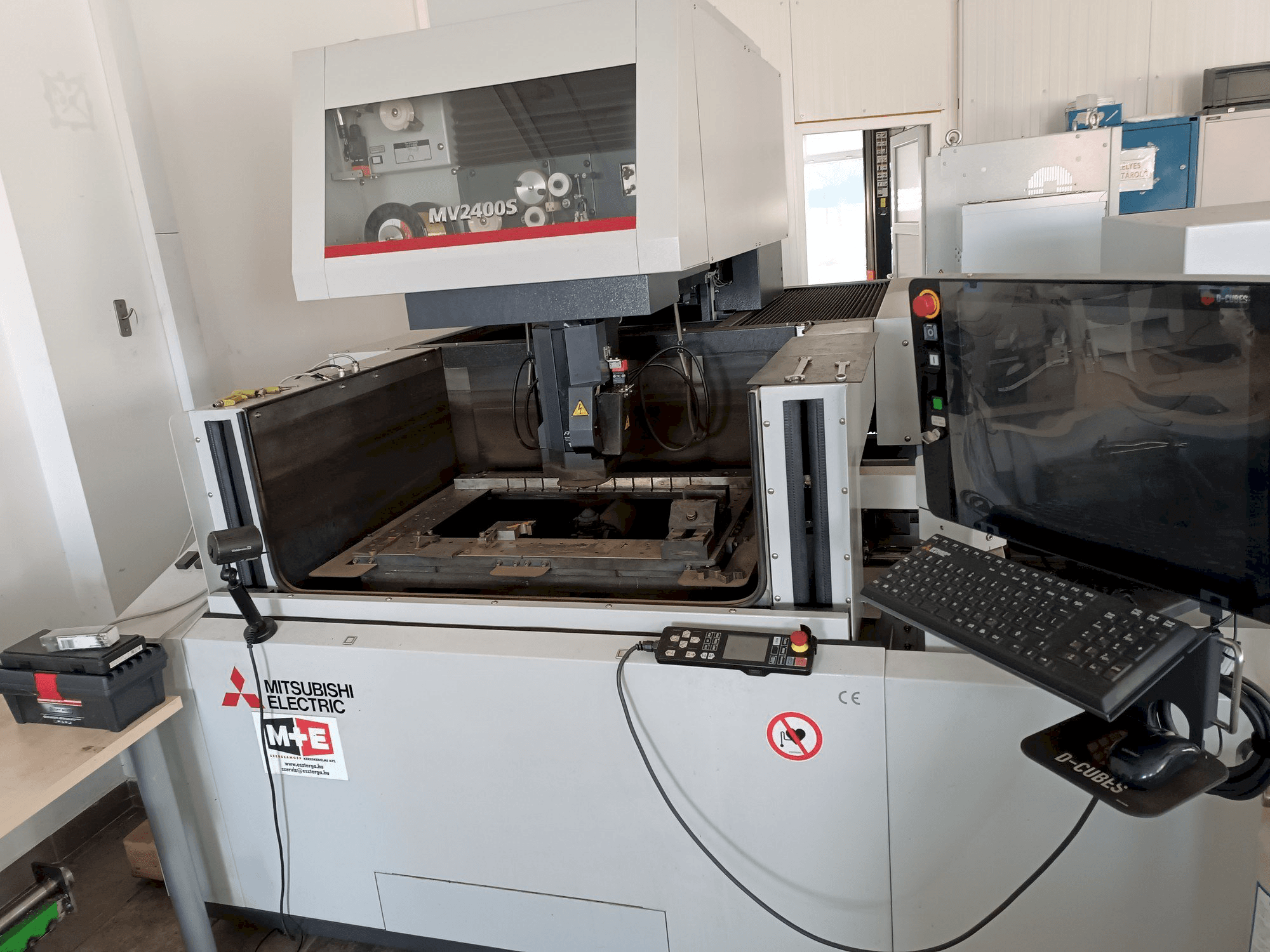 Vista Frontal da Mitsubishi MV2400S máquina