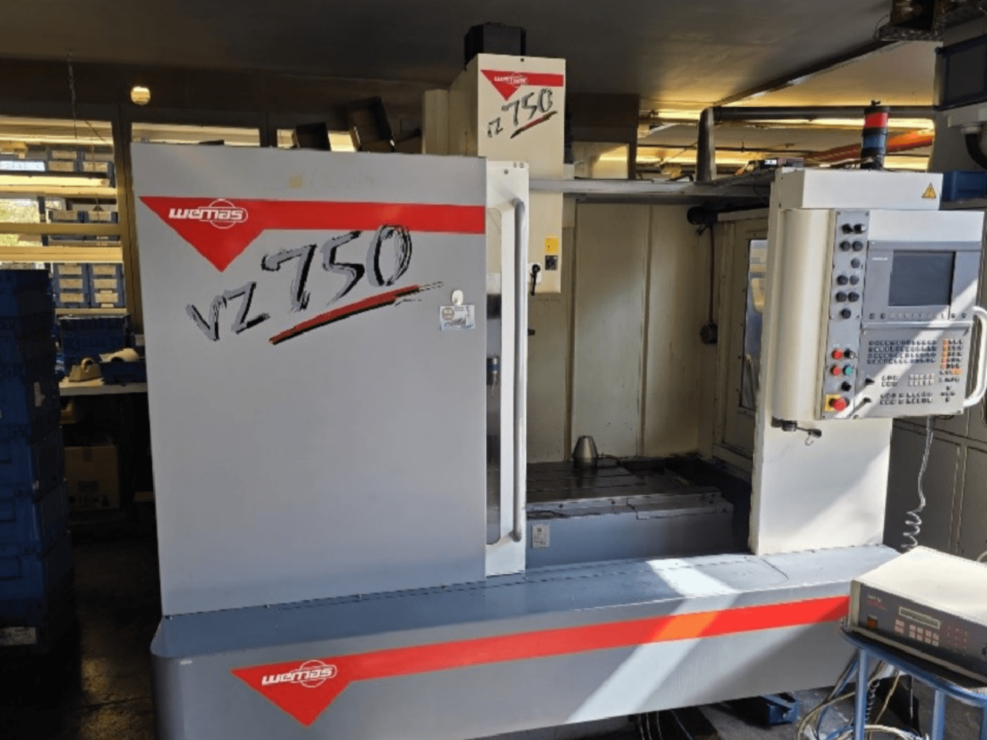 Centro de maquinação vertical WEMAS VZ 750 CENTURY, vista frontal mostrando o painel de controlo e a área de trabalho.