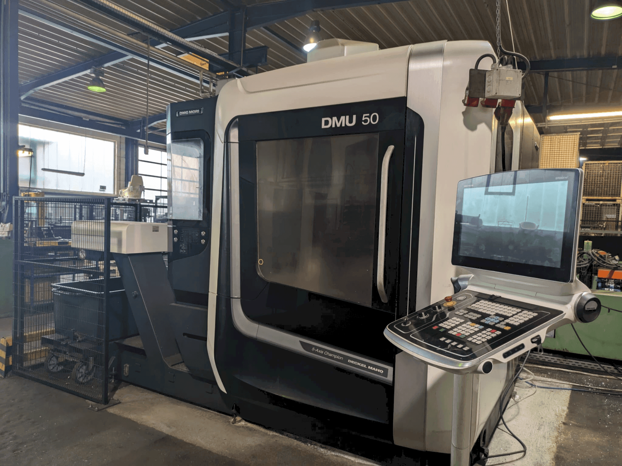 Vista Frontal da DMG MORI DMU 50 3rd Gen máquina