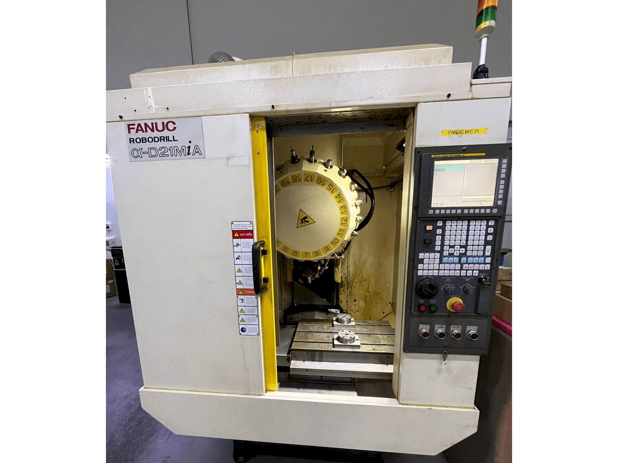 Vista Frontal da FANUC ROBODRILL A-D21MiA máquina