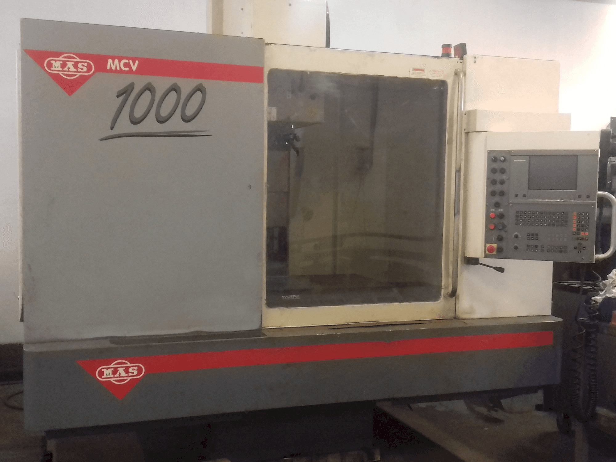 Vista Frontal da KOVOSVIT MAS MCV 1000 CNC máquina