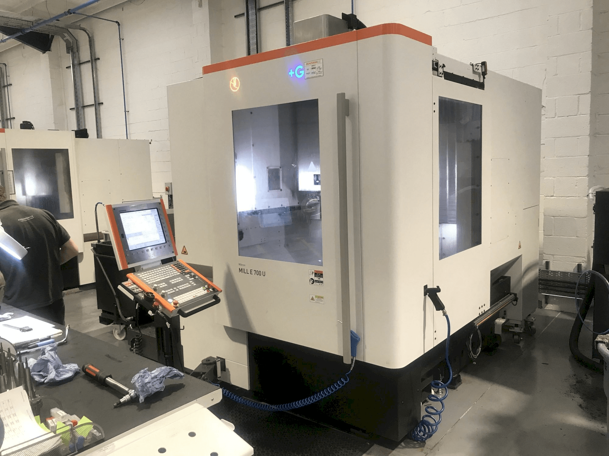 Vista Frontal da MIKRON Mill E 700 U máquina