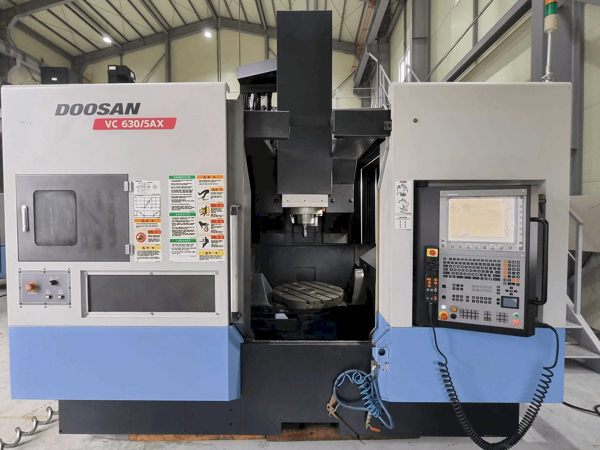 Vista Frontal da Doosan VC630/5AX máquina