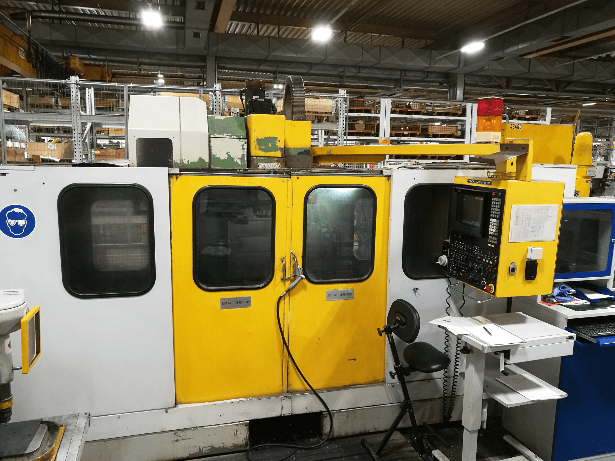 Vista Frontal da OKK MCV-410 máquina