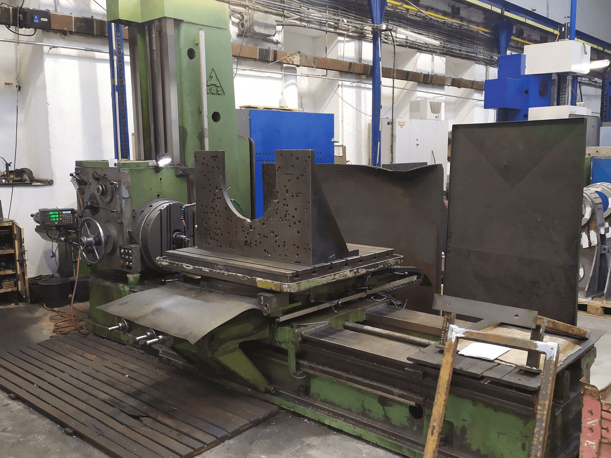 Vista Frontal da TOS H 100 máquina