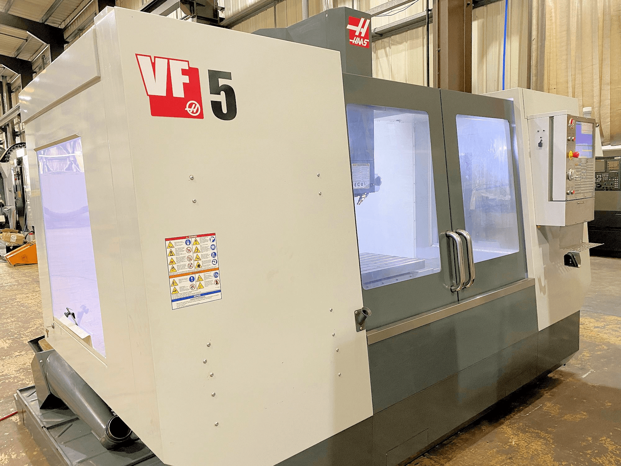 Vista Frontal da HAAS VF-5 máquina