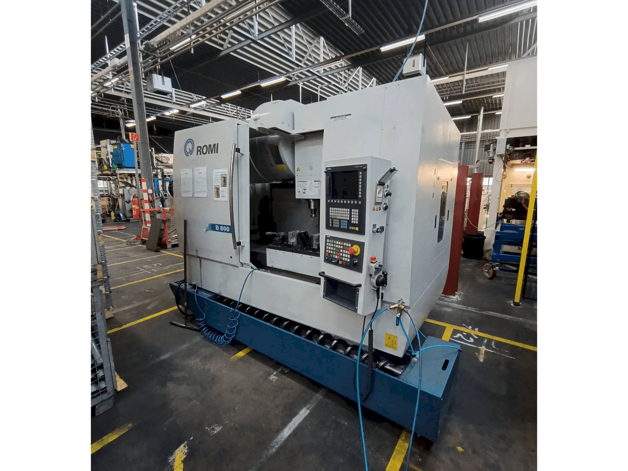 Vista Frontal da Romi D800 máquina