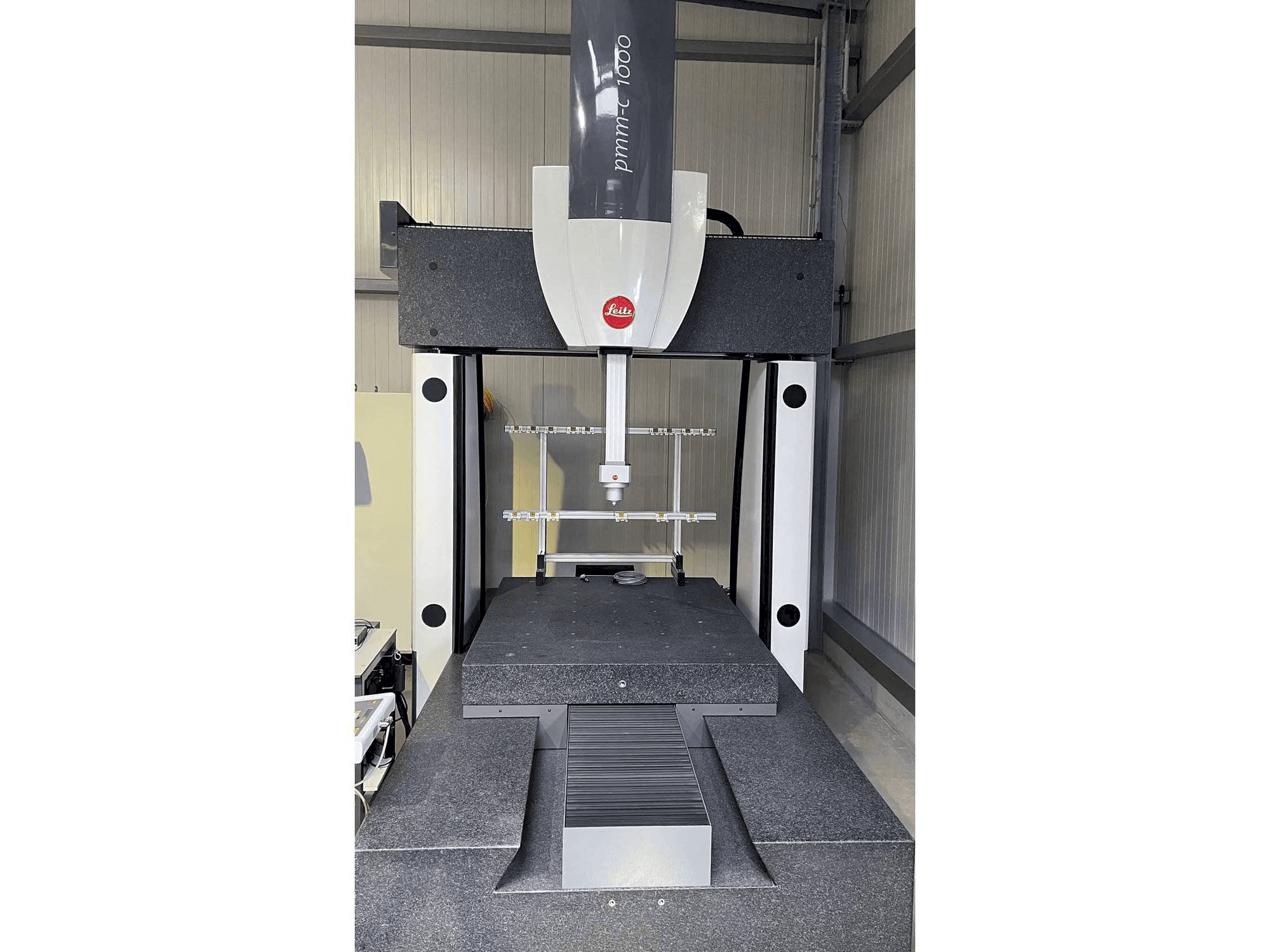 Vista Frontal da Hexagon PMM-C 1000 máquina