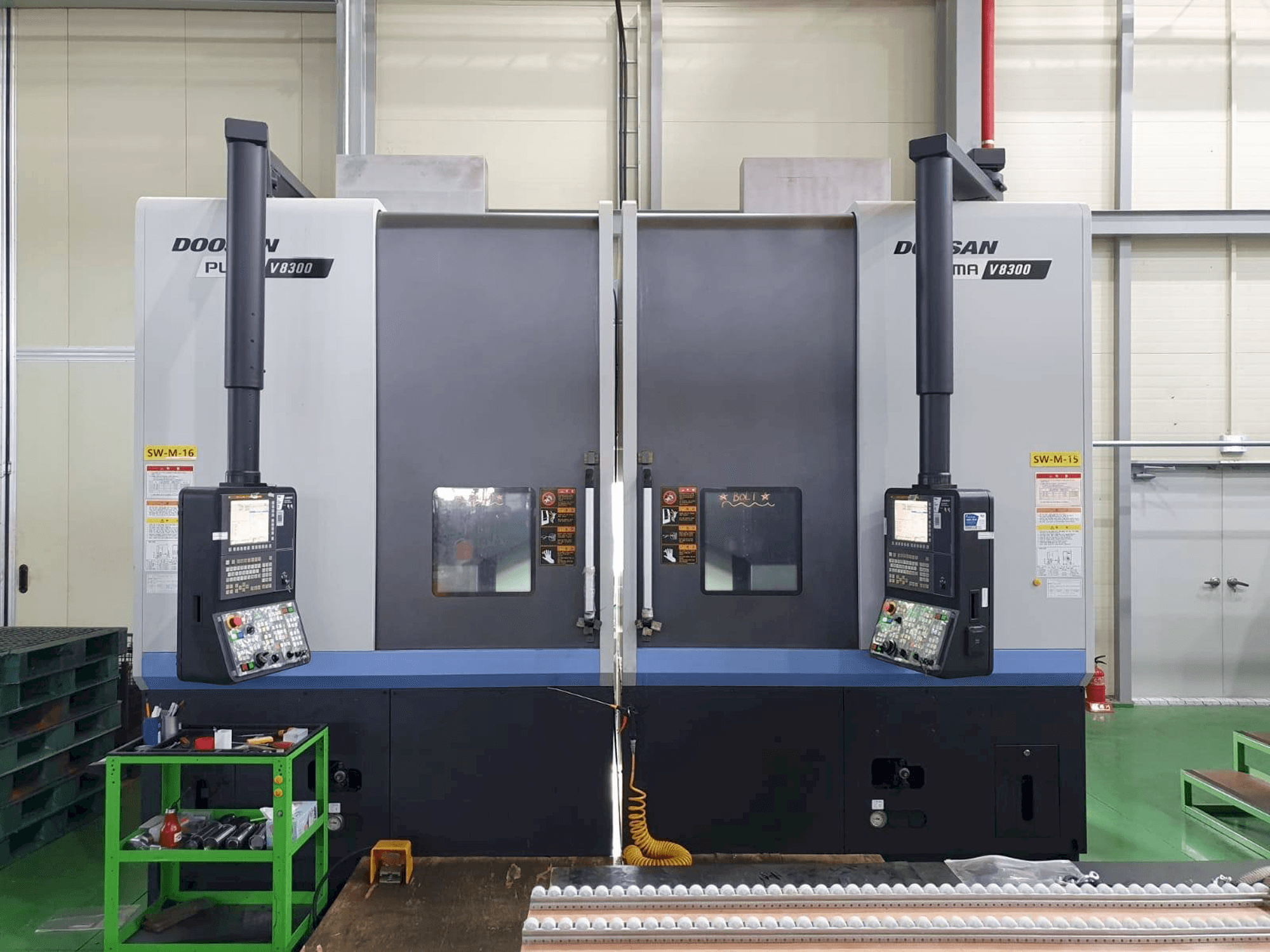 Vista Frontal da Doosan V8300R máquina