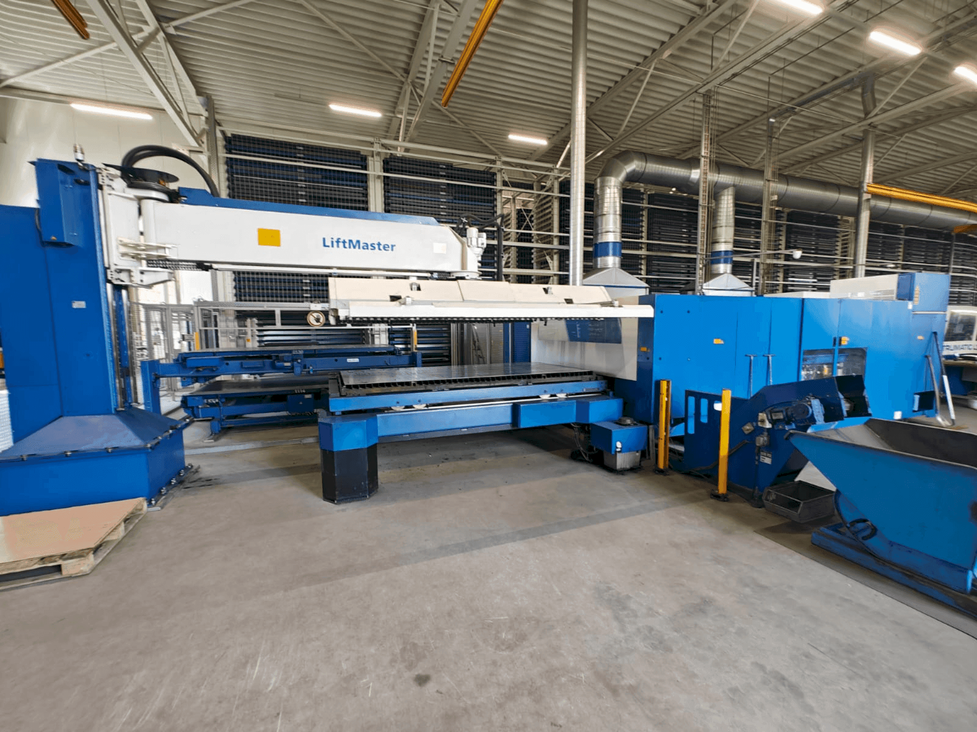Vista Frontal da TRUMPF TruLaser 5030 classic 6,0kW + LiftMaster máquina