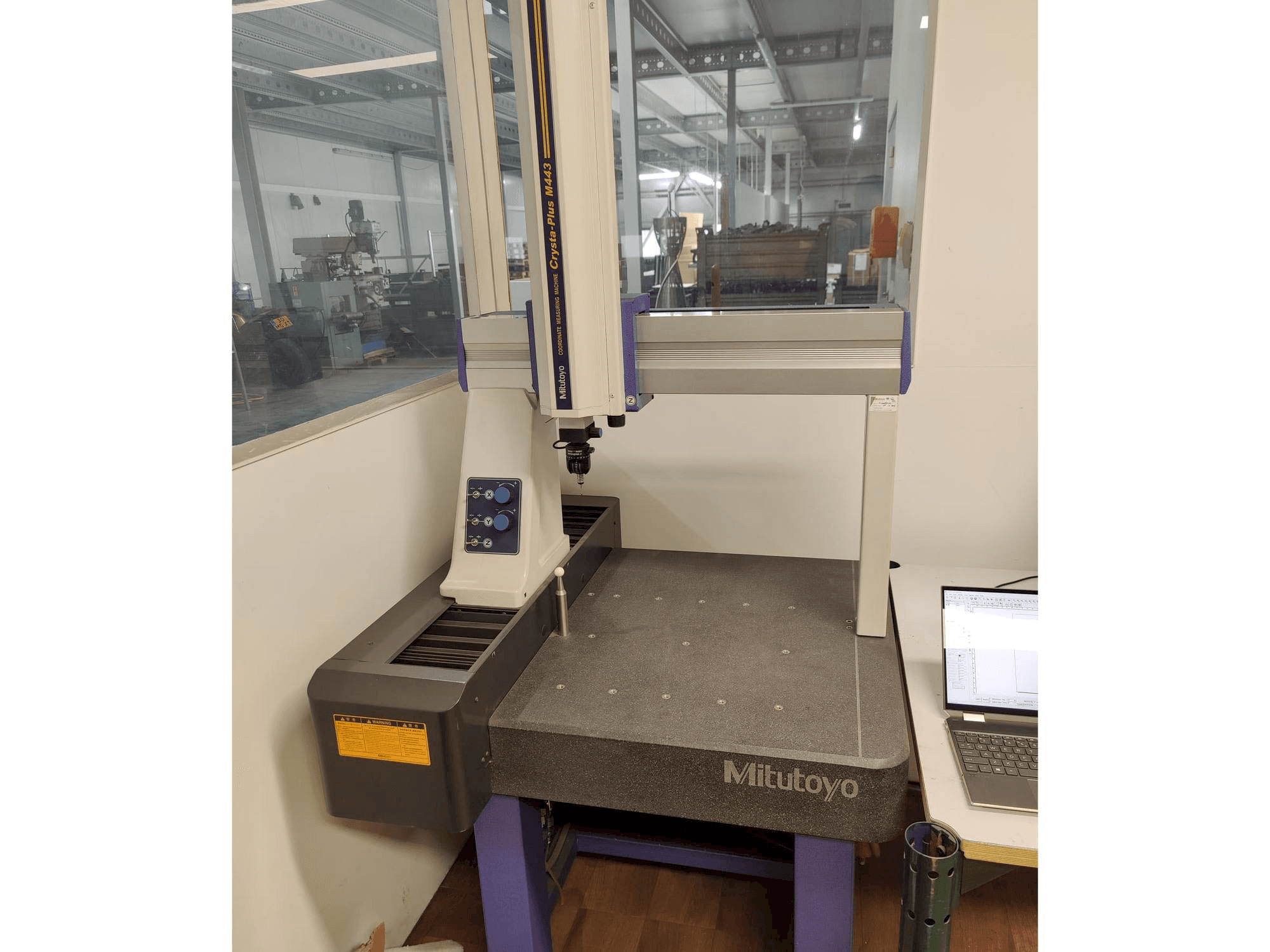 Vista Frontal da Mitutoyo Crysta-Plus M443 máquina
