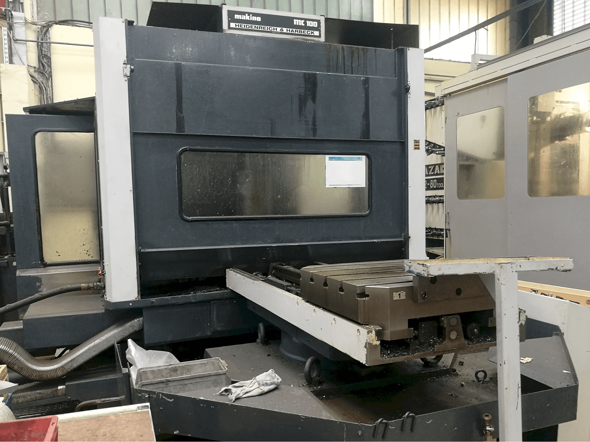 Vista Esquerda da Makino MC 100 máquina