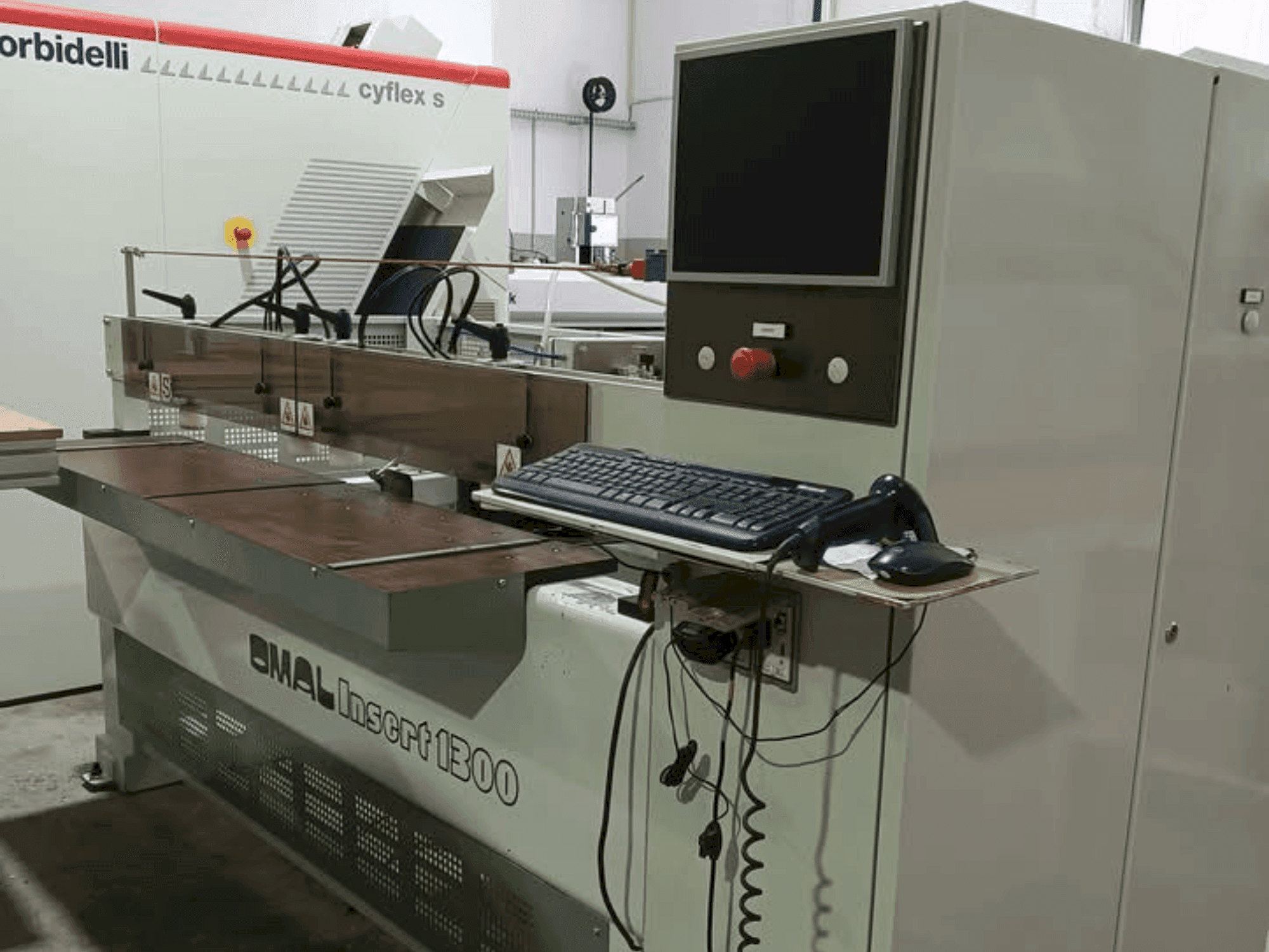 Vista Frontal da OMAL Insert 1300 máquina
