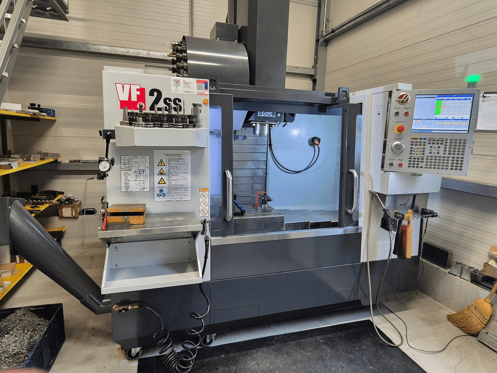 Centro de maquinação vertical HAAS VF2 SS-EU numa vista frontal, mostrando os controlos, o spindle e a área de maquinação.