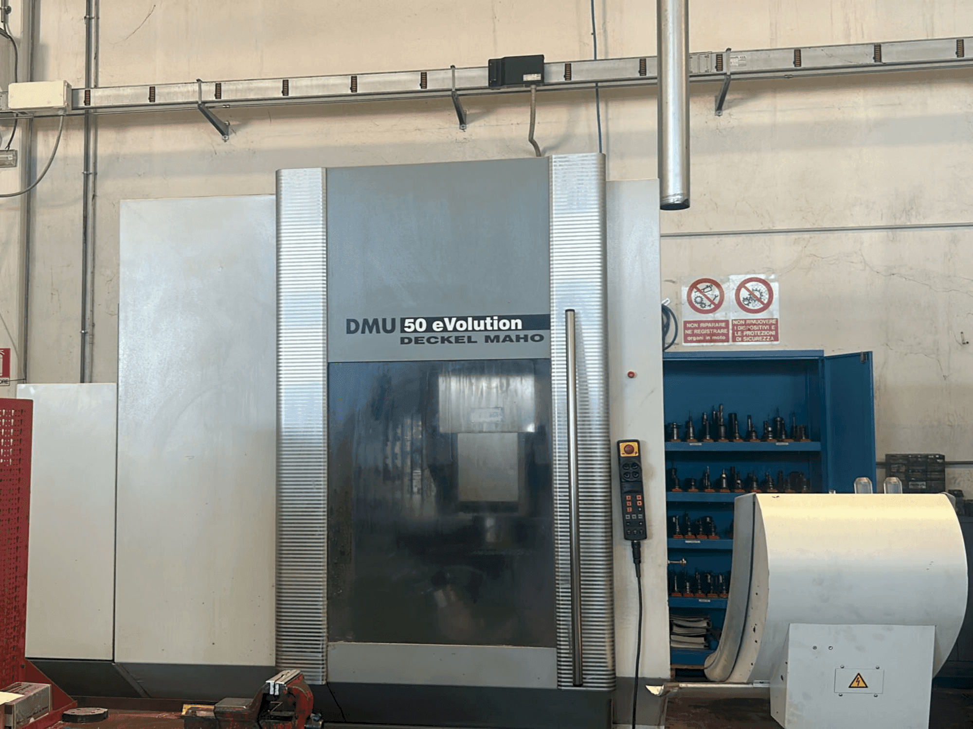 Vista Frontal da DECKEL MAHO DMU 50 Evolution máquina