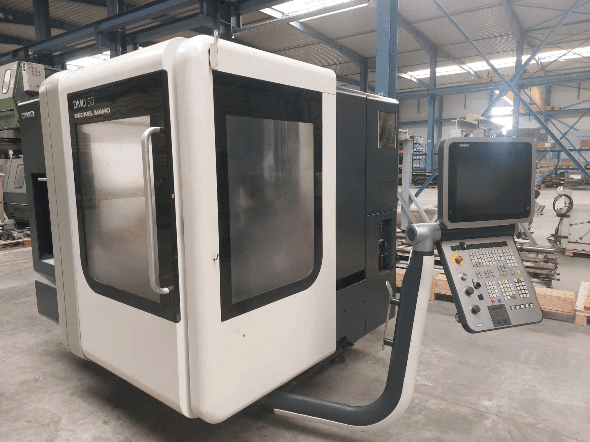 Vista Frontal da DMG DECKEL MAHO DMU 50 máquina