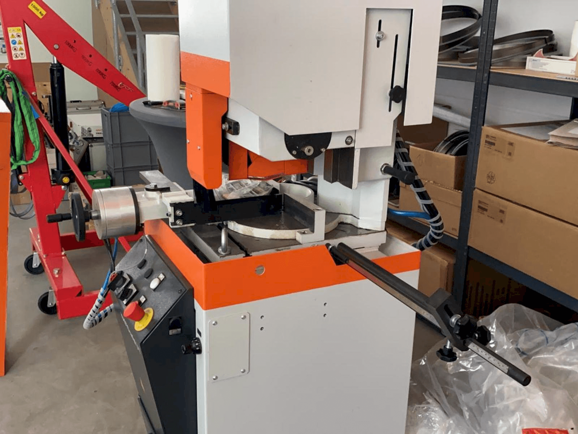 Vista Lateral Esquerda da KASTO Radial U7 máquina