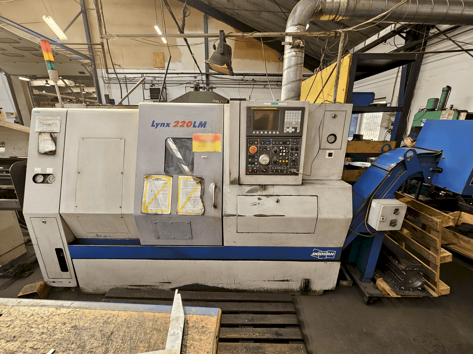 Vista Frontal da DOOSAN LYNX 220LMA máquina