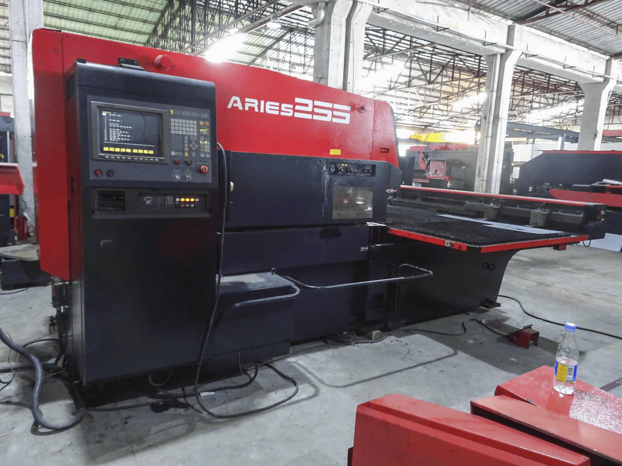 Vista Esquerda da AMADA ARIES 255 máquina