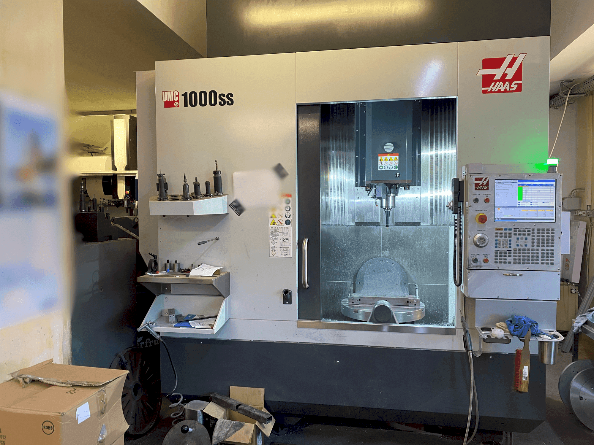Vista Frontal da HAAS UMC-1000SS máquina