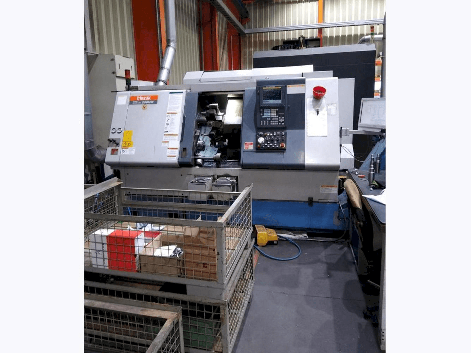 Vista Frontal da Mazak SQT-250 MSY máquina