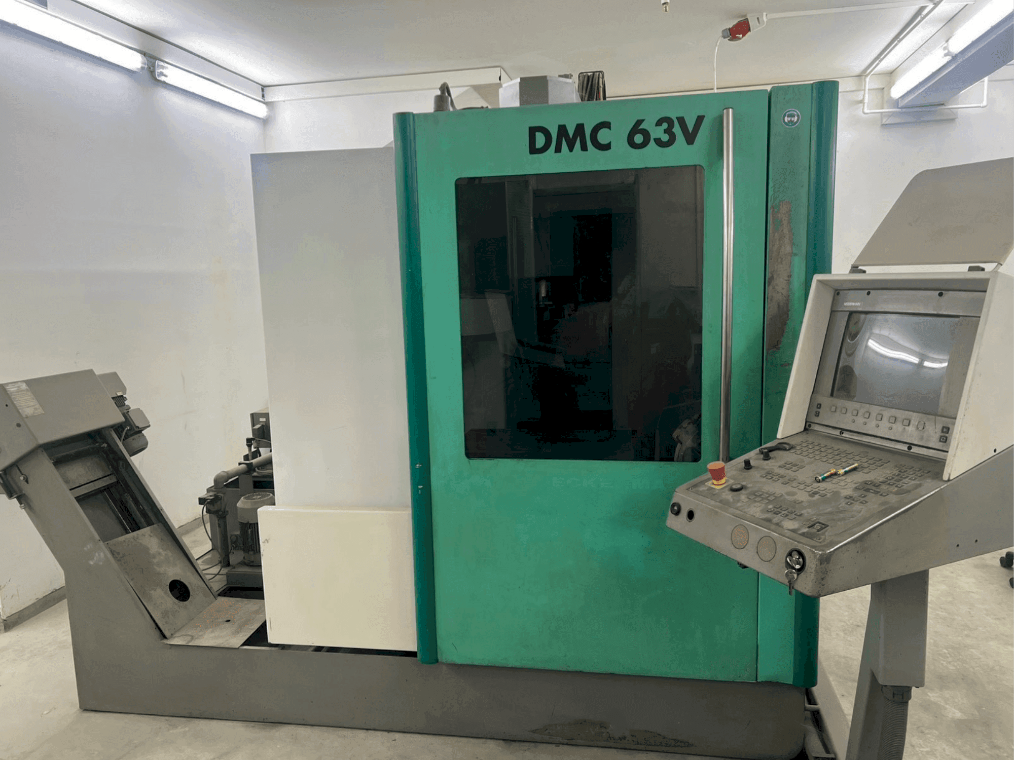 Vista Frontal da DECKEL MAHO DMC 63V máquina