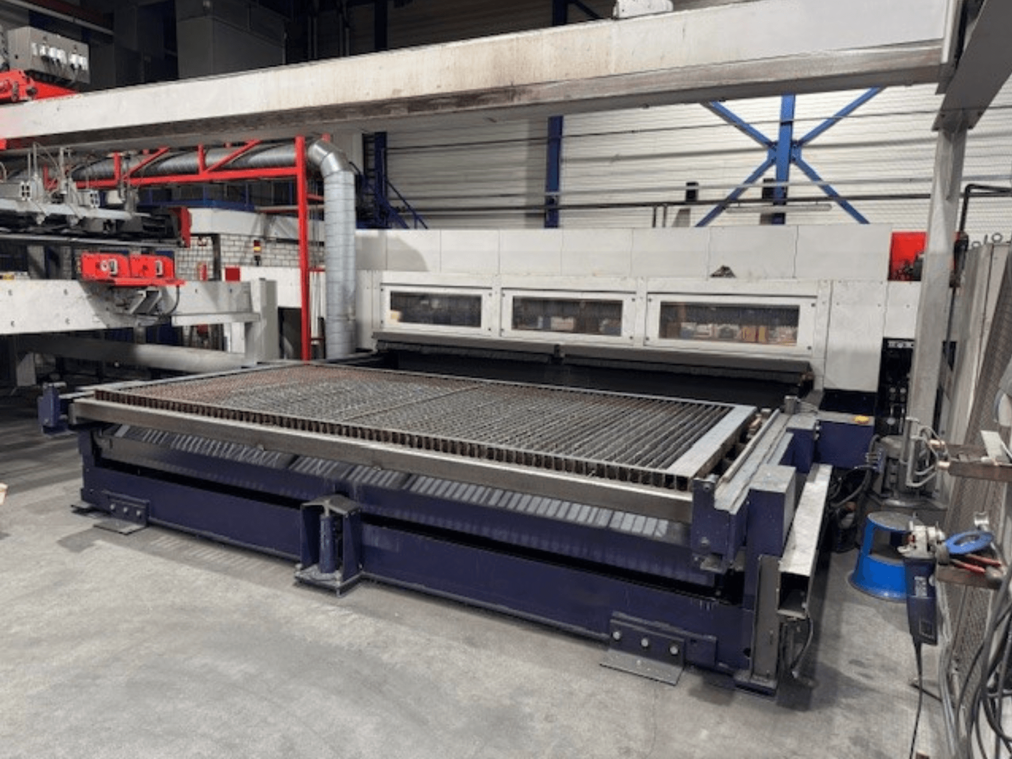 Máquina de corte a laser CO2 BySpeed 4020 da Bystronic em vista frontal, com uma mesa de corte espaçosa e componentes mecânicos.
