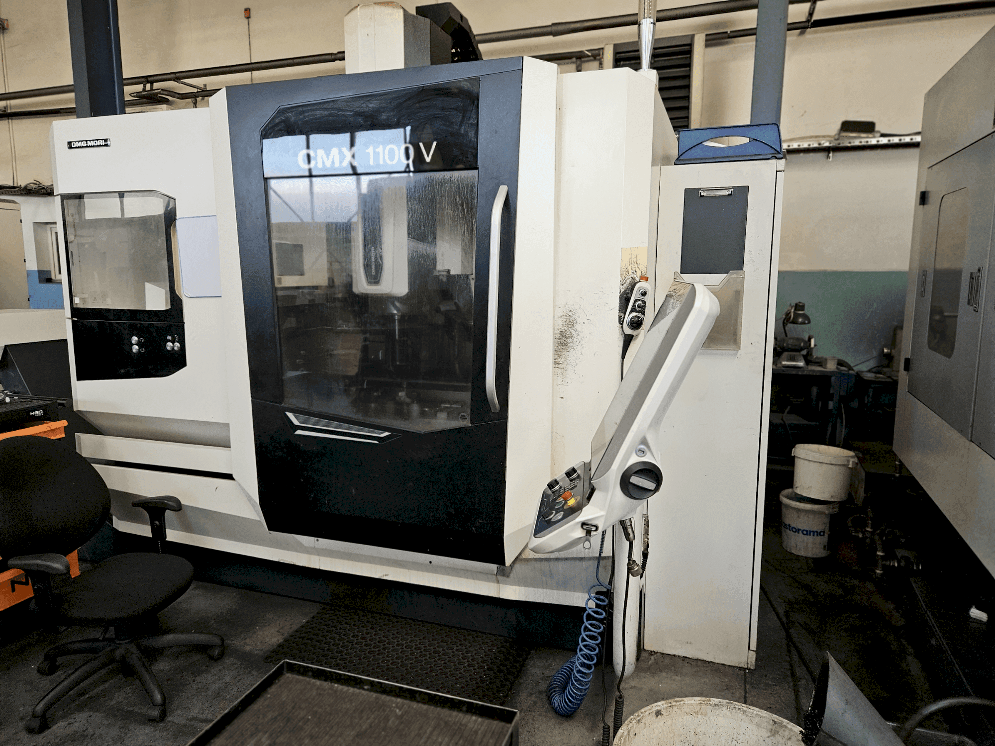 Vista Frontal da DMG CMX 1100V máquina