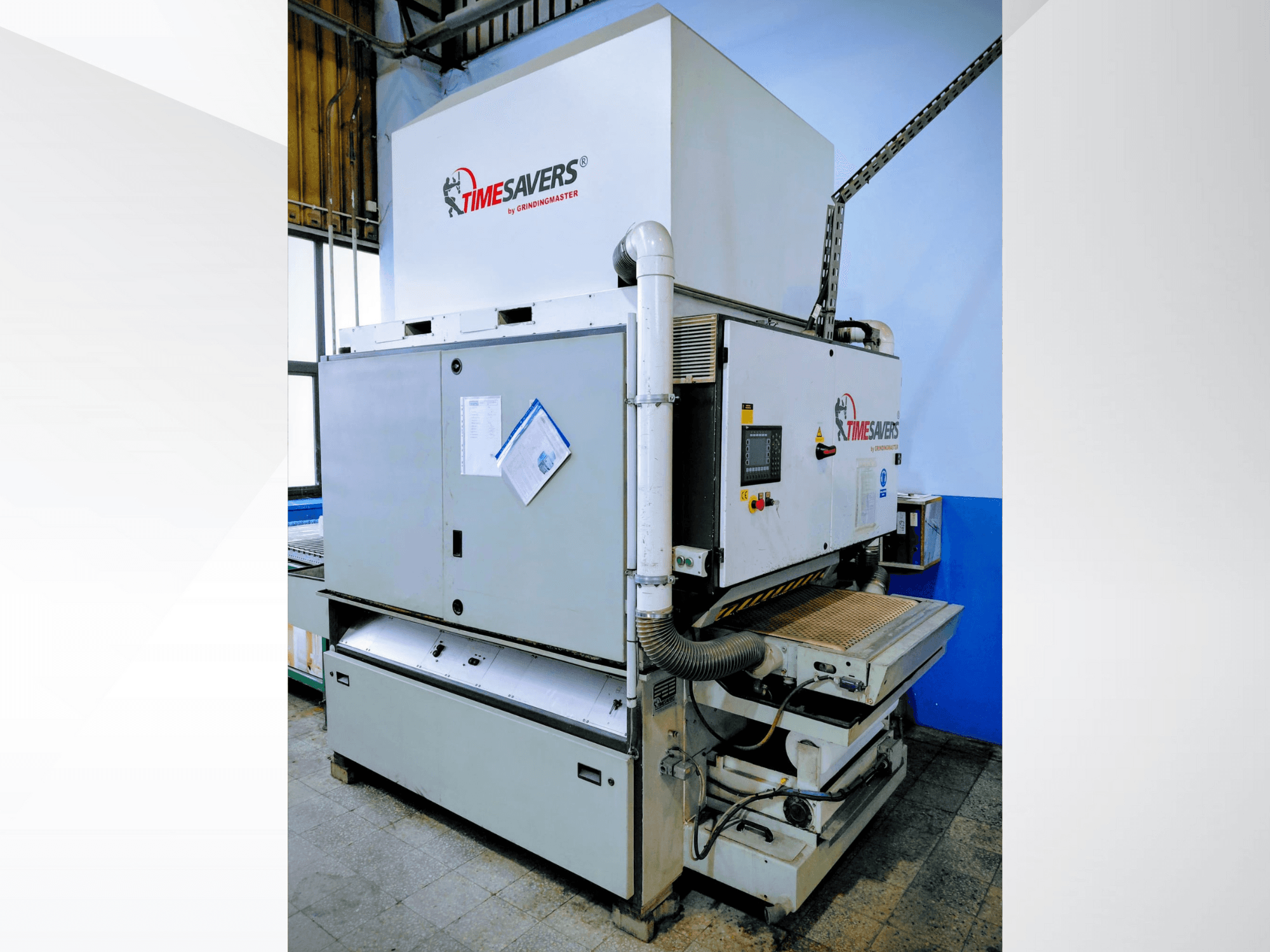 Lixadeira industrial Timesavers, vista frontal. Possui controlos operacionais, extração de poeiras e base de lixagem ajustável para maior precisão.